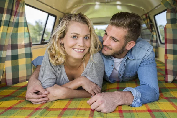 Joven pareja con vintage camper van — Foto de Stock