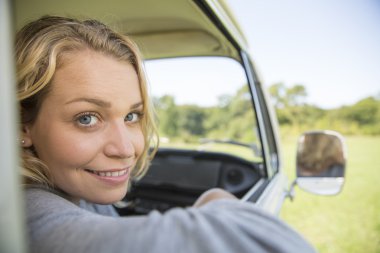 bir vintage camper van oturan güzel kadın