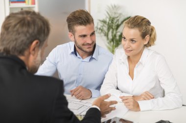 Genç çift toplantı mimar futur house için