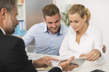 Genç çift toplantı mimar futur house için