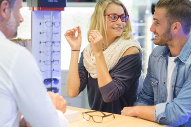 Kadın gözlük çalışırken optik Center'da