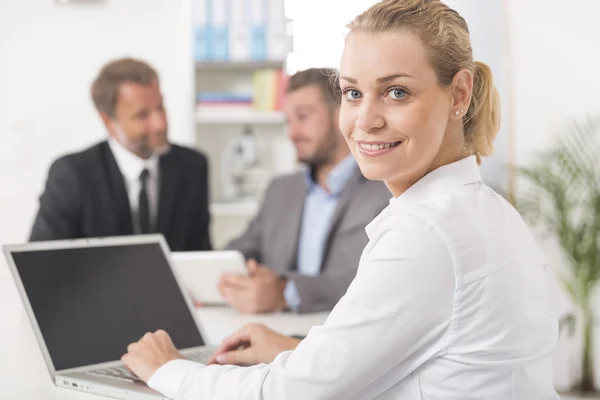 Atrativas sorridentes empresária comparecendo reunião — Fotografia de Stock