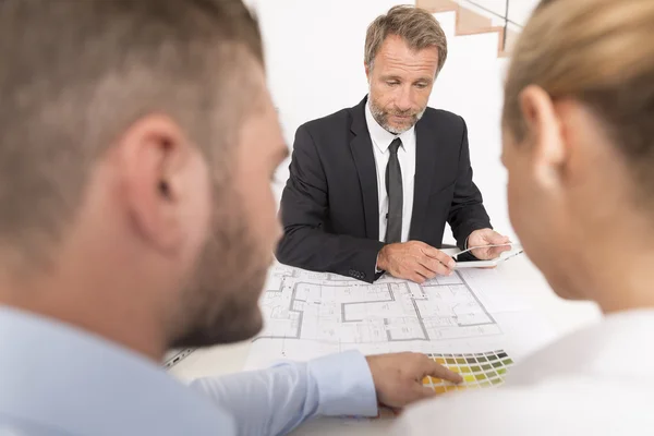 Young couple meeting architect for the futur house — Stock Photo, Image