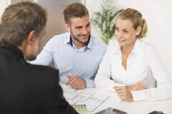 Young couple meeting architect for the futur house — Stock Photo, Image