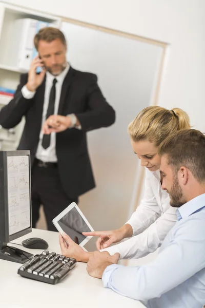 Empresários que trabalham no escritório no computador desktop — Fotografia de Stock