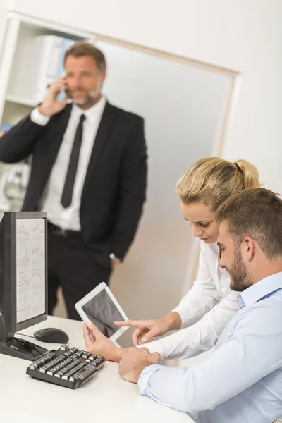 Empresários que trabalham no escritório no computador desktop — Fotografia de Stock