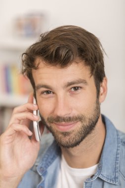 Evde Genç Adam Telefonda Konuşuyor