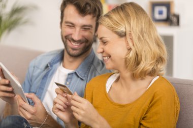 Genç çift internet üzerinden satın alma