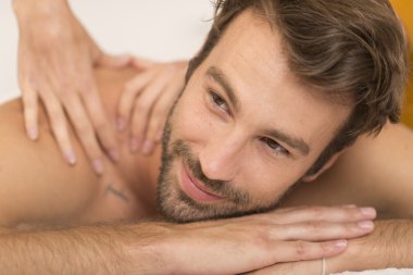 güzel genç adam rahatlatıcı spa salonda