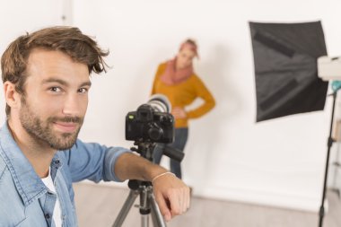 Moda fotoğrafçısı Studio işyerinde