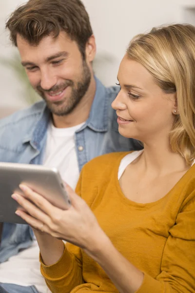 Pareja joven usando tableta digital en casa —  Fotos de Stock