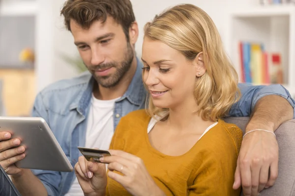Young couple buying on internet — Stock Photo, Image