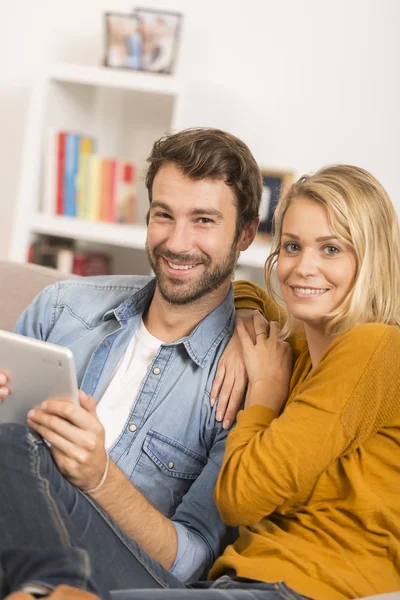 Pareja joven usando tableta digital en casa — Foto de Stock