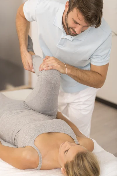 Mujer joven siendo manipulada por fisioterapeuta —  Fotos de Stock