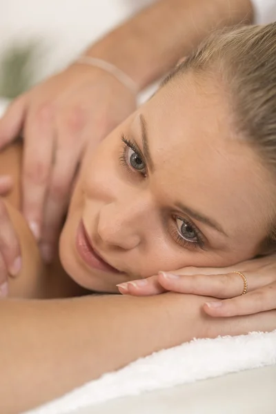 Hermosa joven relajante en el salón de spa — Foto de Stock