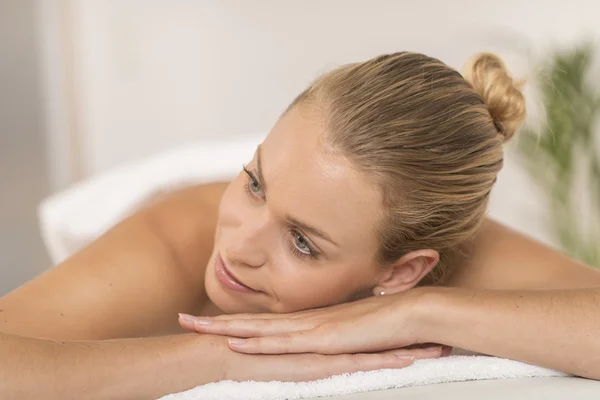 Hermosa joven relajante en el salón de spa — Foto de Stock