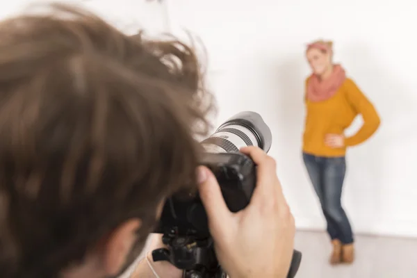 Fotografo di moda al lavoro in studio — Foto Stock