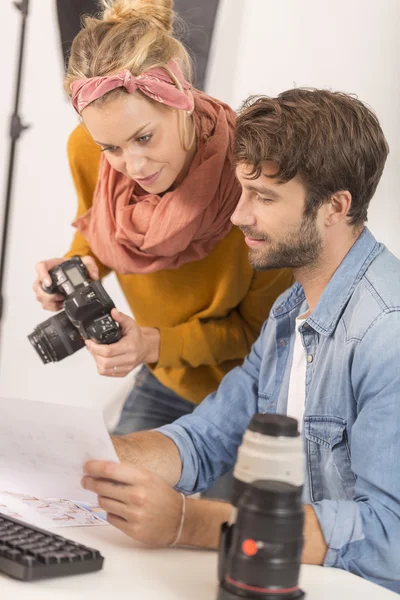 Fotograf som arbetar på kontor — Stockfoto