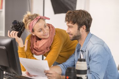 ofiste çalışan fotoğrafçı