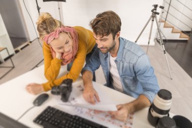 ofiste çalışan fotoğrafçı