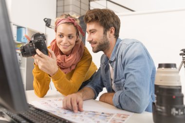 ofiste çalışan fotoğrafçı