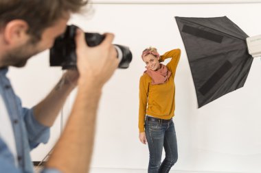 Moda fotoğrafçısı Studio işyerinde