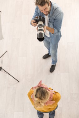 Moda fotoğrafçısı Studio işyerinde