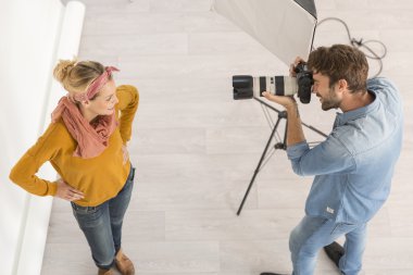 Moda fotoğrafçısı Studio işyerinde
