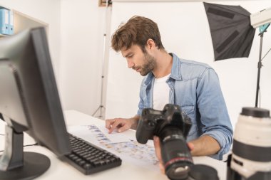 ofiste çalışan fotoğrafçı