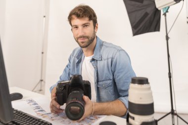 ofiste çalışan fotoğrafçı
