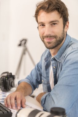 ofiste çalışan fotoğrafçı