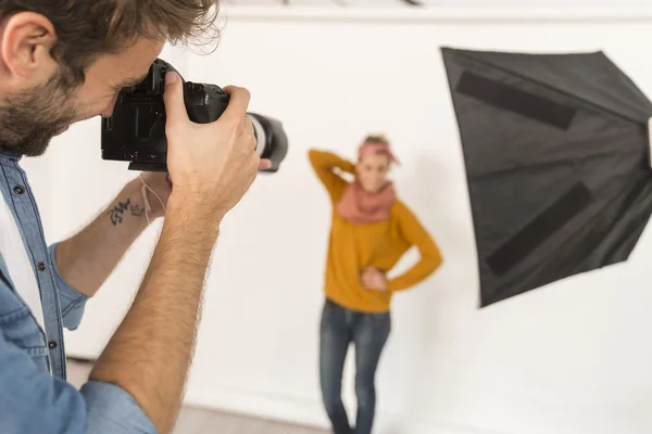 Fotografo di moda al lavoro in studio — Foto Stock