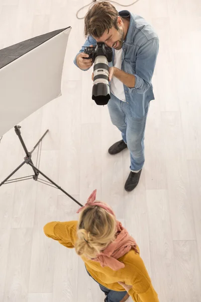 Modefotografen på jobbet i studion — Stockfoto