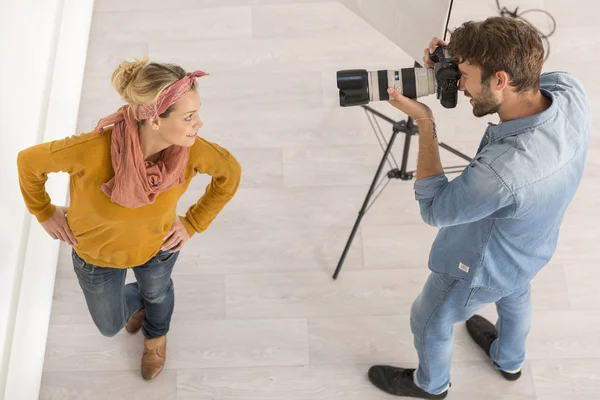 Fotografo di moda al lavoro in studio — Foto Stock