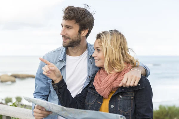 Joven pareja de turista — Foto de Stock