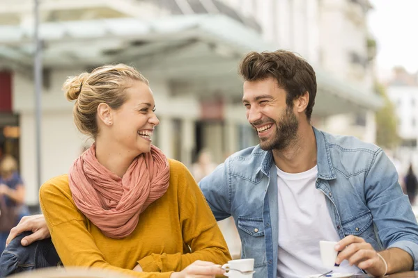 Jeune couple dans un bar terrasse — Photo