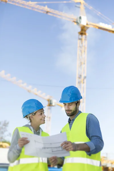 Engineers on building site checking plans — Stock Photo, Image