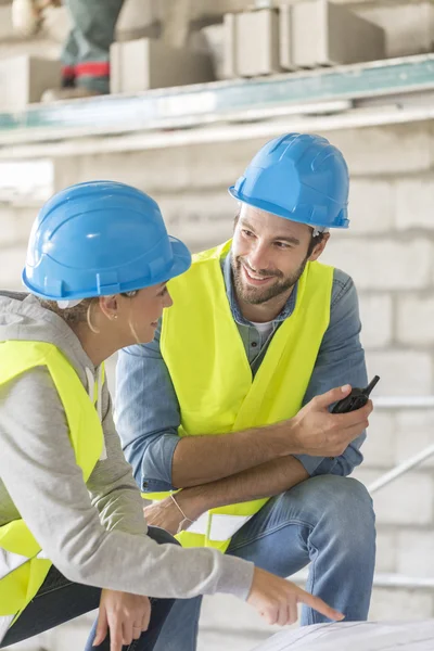 Engineers on building site checking plans — Stock Photo, Image