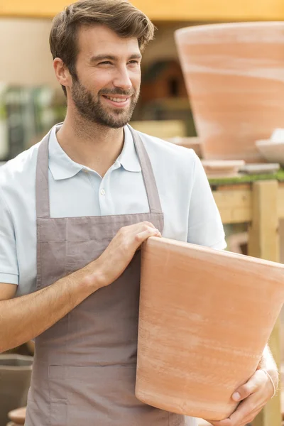 Empregado no centro de jardim vendendo cerâmica para o cliente — Fotografia de Stock