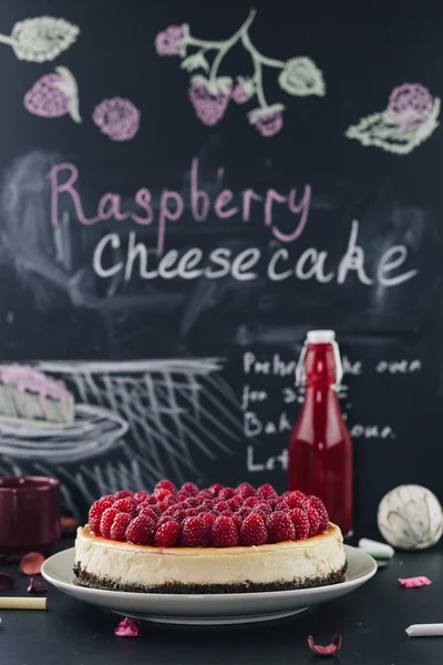 Torta di formaggio con lamponi freschi — Foto Stock