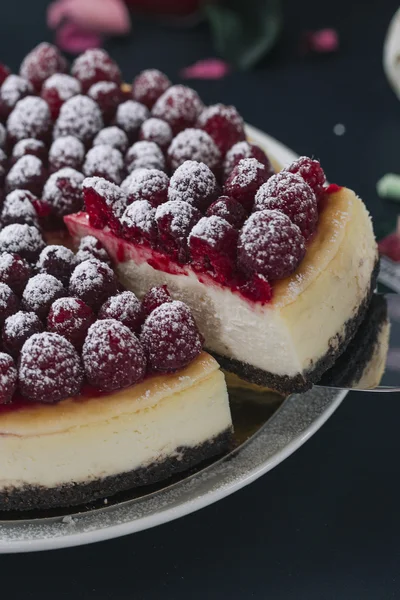 Tarta de queso con frambuesas frescas —  Fotos de Stock