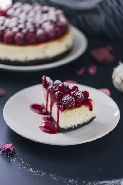 Bolo de queijo com framboesas frescas — Fotografia de Stock