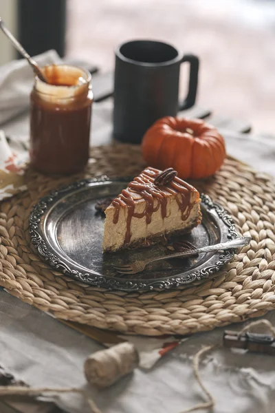 Pumpkin cheesecake with caramel sauce — Stock Photo, Image