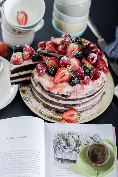 Rustikale Schokoladenkuchen mit Beeren — Stockfoto