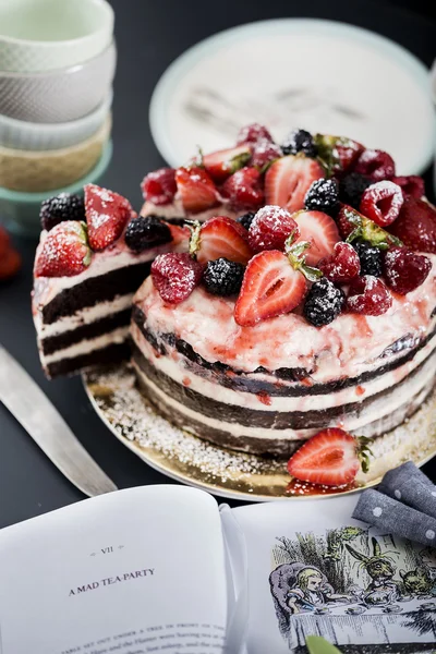 Rustikale Schokoladenkuchen mit Beeren — Stockfoto