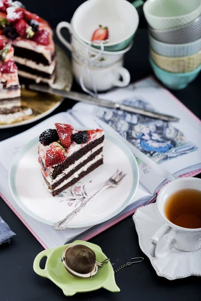 Rustikale Schokoladenkuchen mit Beeren — Stockfoto