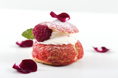 Kremalı pasta krema ile