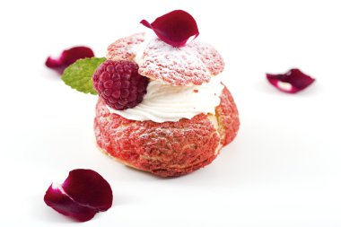 Kremalı pasta krema ile