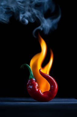 Siyah zemin üzerinde kırmızı kırmızı kırmızı biber ve alev