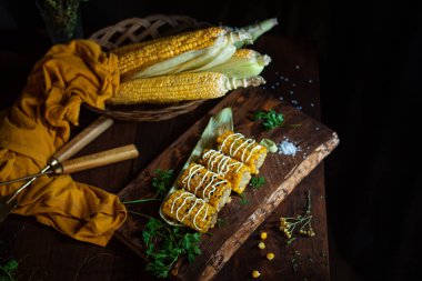 Soslu taze mısır koçanı ve ahşap kaplamalı kişniş. Sağlıklı vejetaryen yemekleri. Üst Manzara. Metin için boşluk.